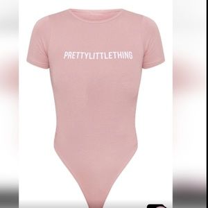 𝅺prettylittlething Logo Light Pink Short Sleeve Bodysuit